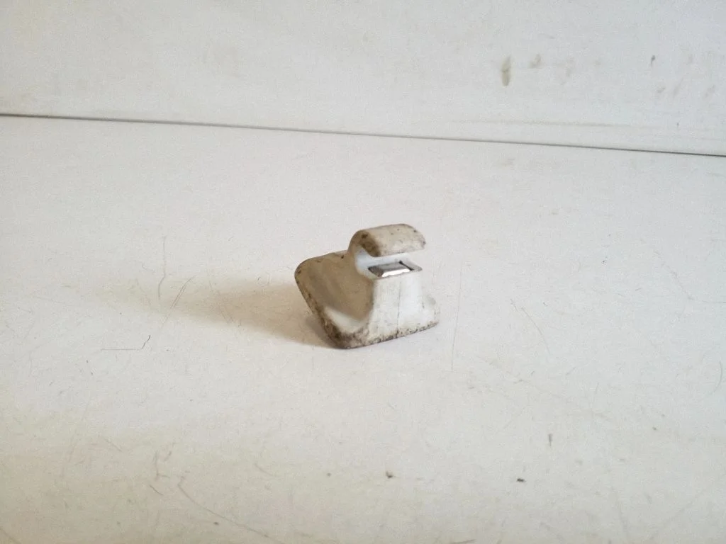 Päikesesirmi kinnitusklamber 1K0857561B