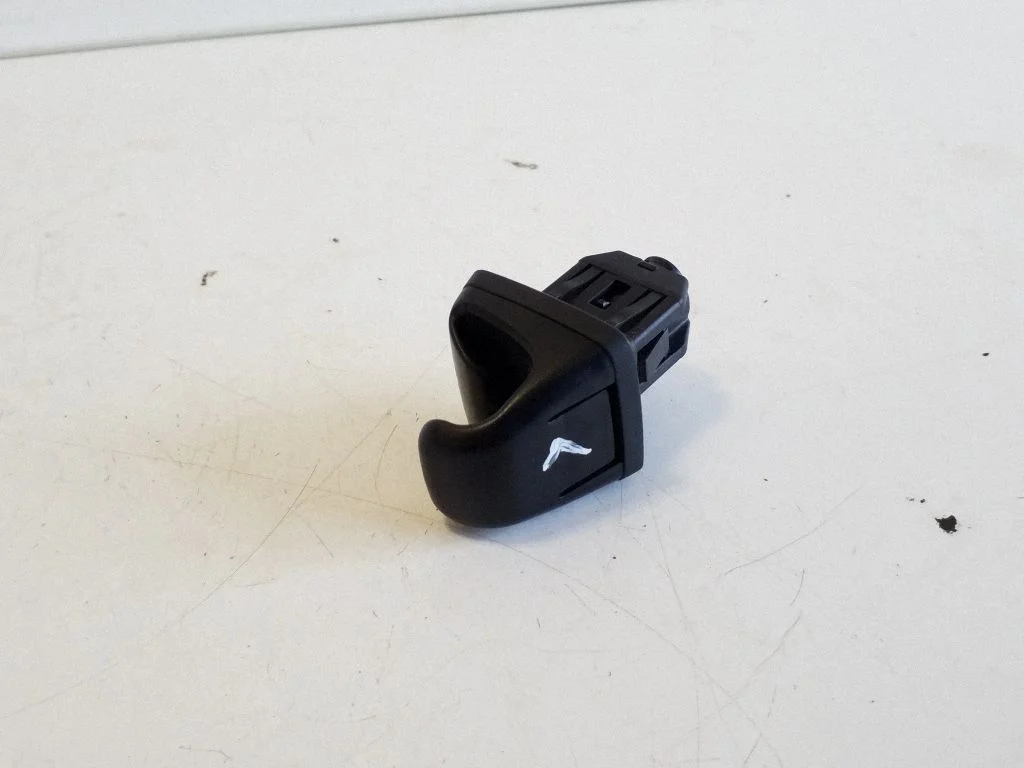 Sun visor clip/hook/bracket – left