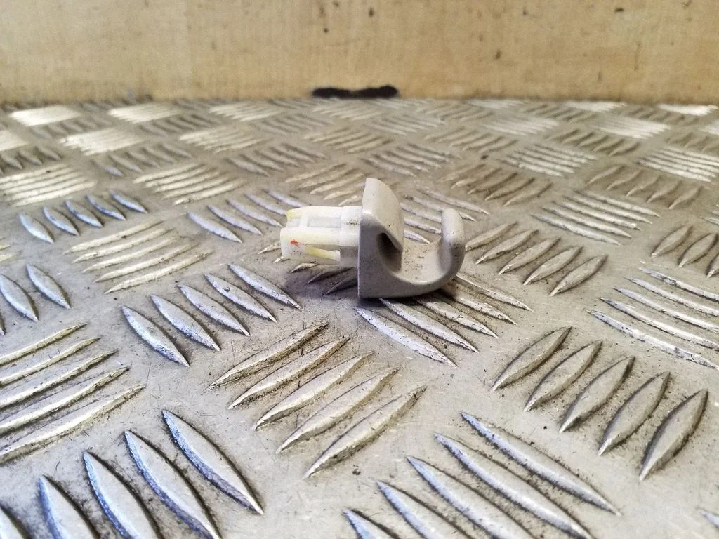 Sun visor clip/hook/bracket