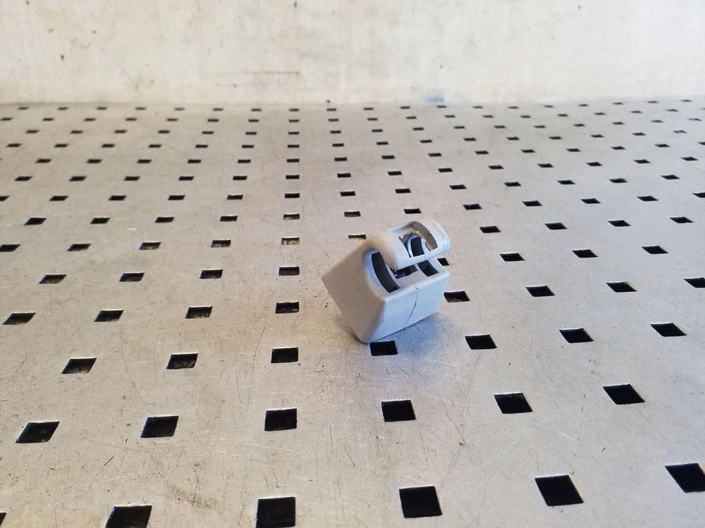 Sun visor clip/hook/bracket – Mercedes-Benz ML-Class W164 (2005-2011)