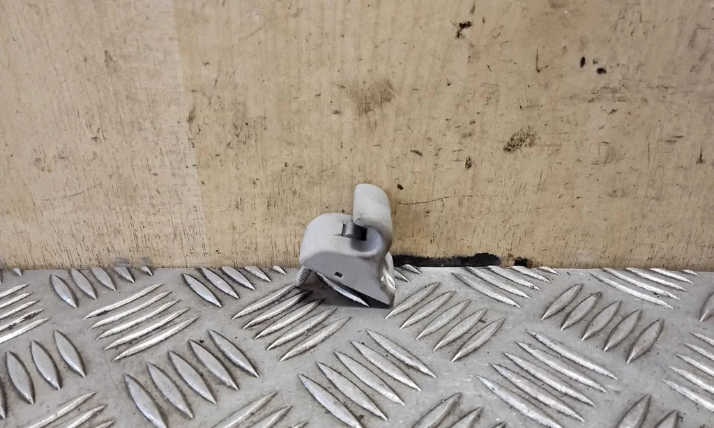 Sun visor clip/hook/bracket