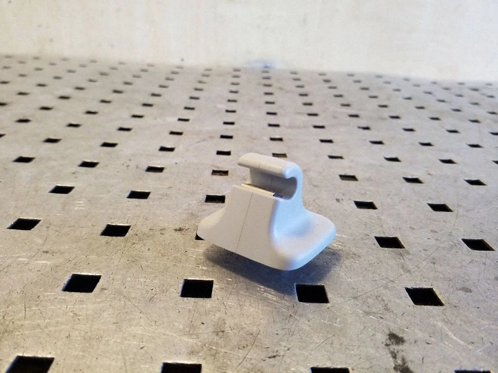 Sun visor clip/hook/bracket – right
