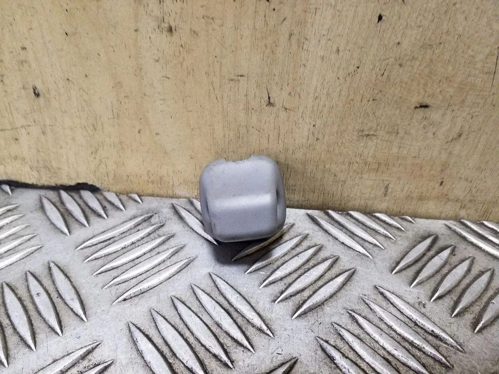 Päikesesirmi kinnitusklamber