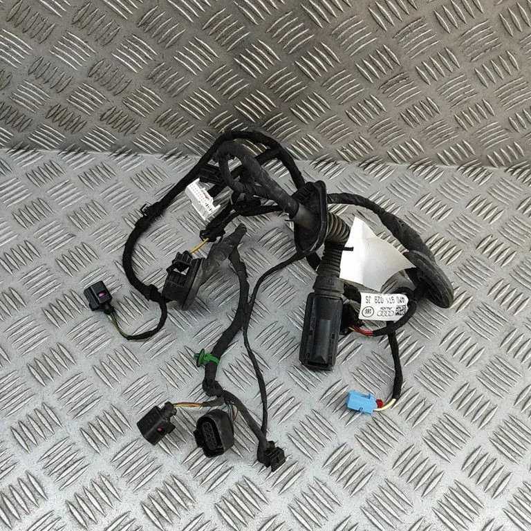 Priekšējo durvju vadu instalācija 4M0971029JS