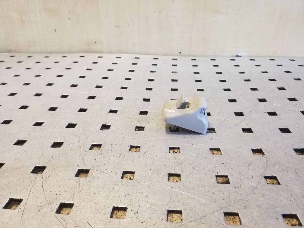 Sun visor clip/hook/bracket – right