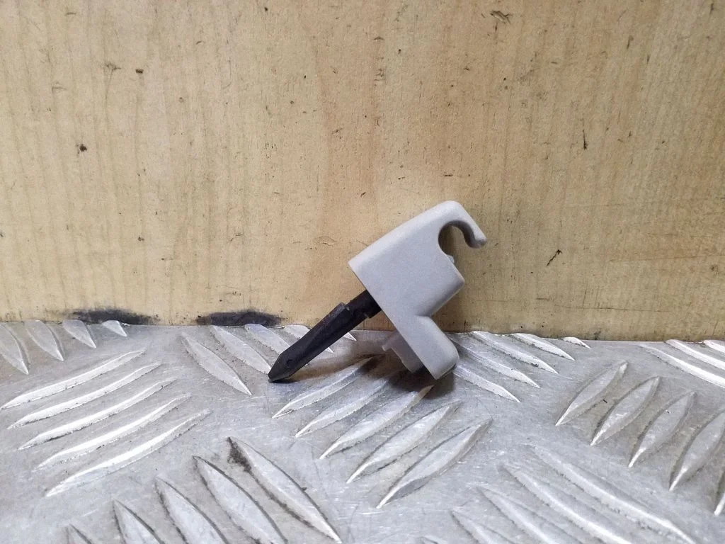 Sun visor clip/hook/bracket