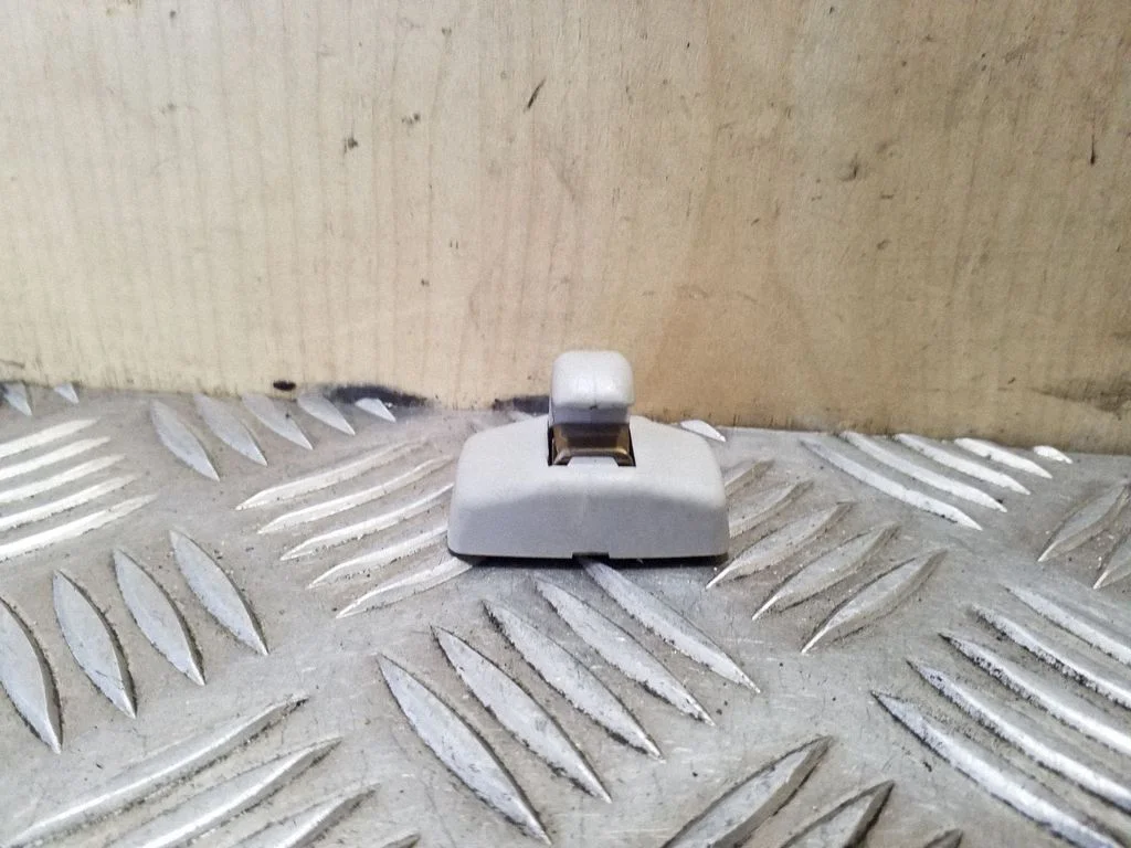 Päikesesirmi kinnitusklamber 3B0857561B