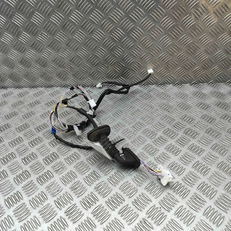 Aizmugurējo durvju vadu instalācija 8215402870