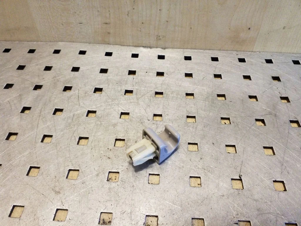 Päikesesirmi kinnitusklamber