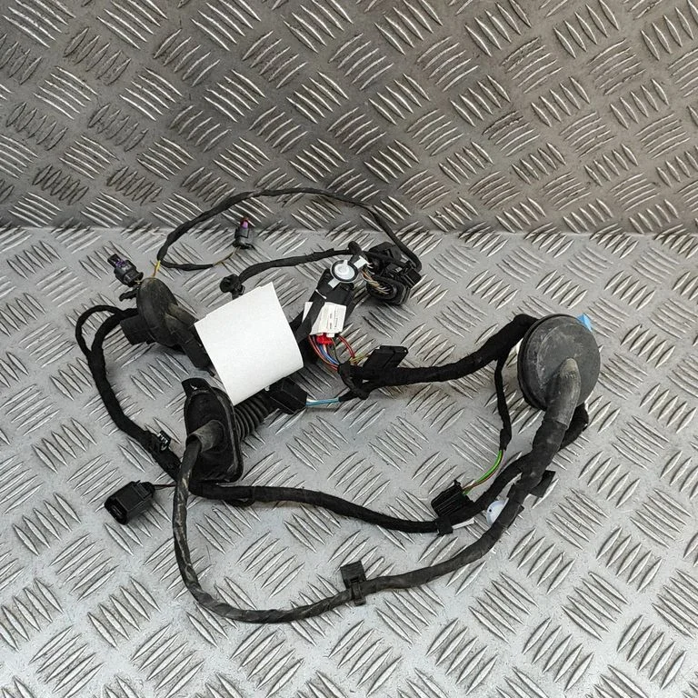 Aizmugurējo durvju vadu instalācija 4M0971687FC