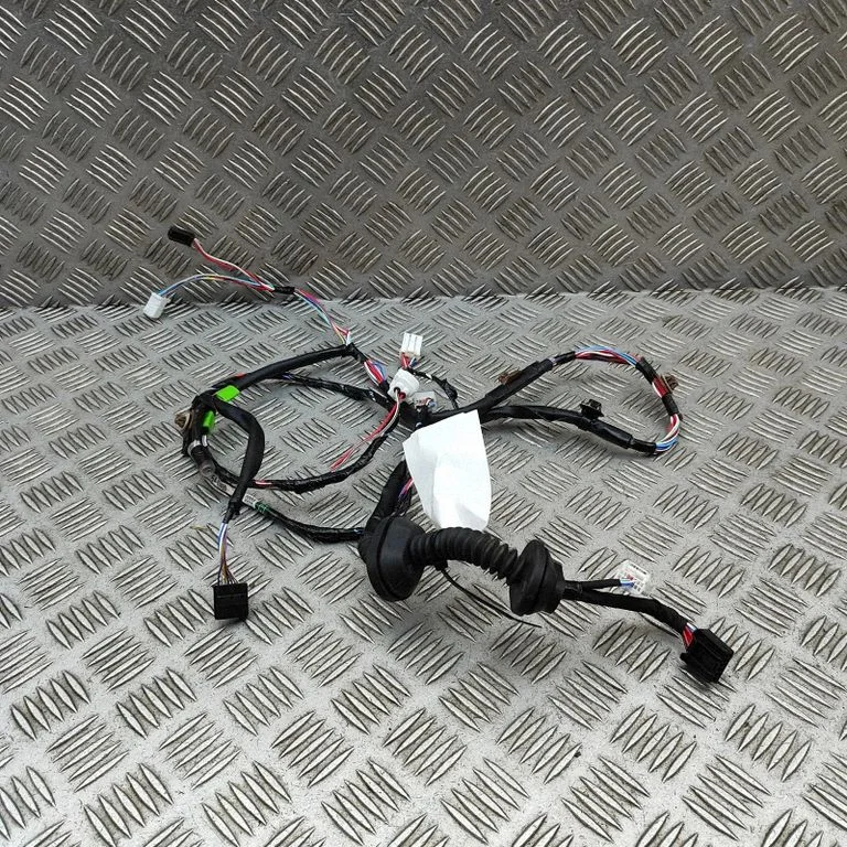 Aizmugurējo durvju vadu instalācija 8215447450