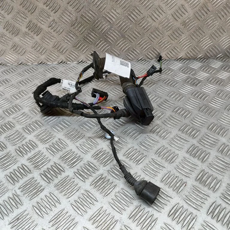 Aizmugurējo durvju vadu instalācija 4G8971687BQ