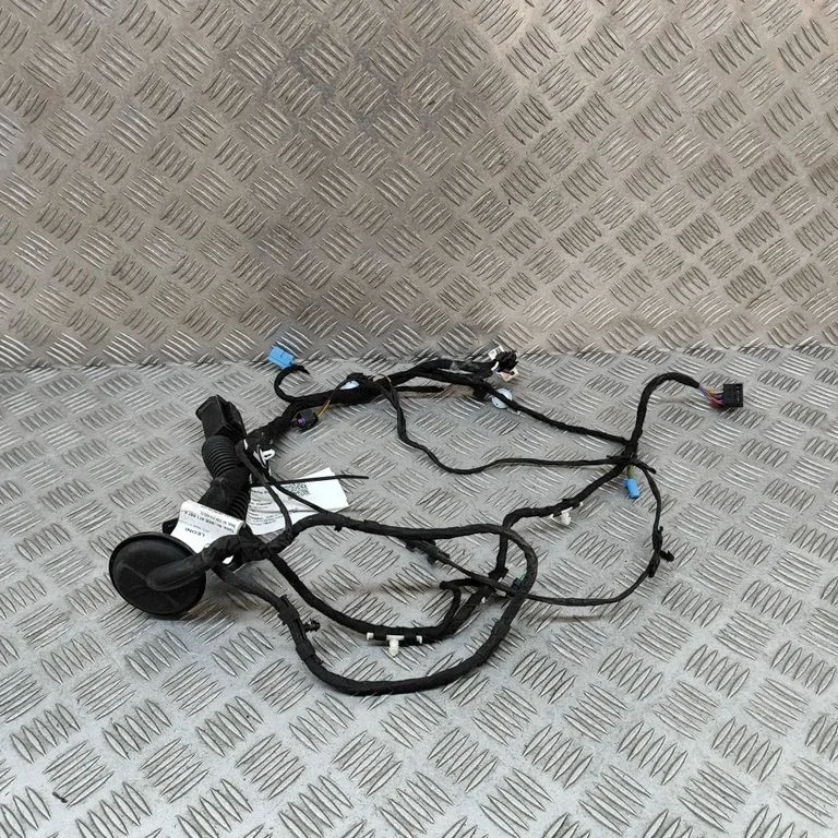 Aizmugurējo durvju vadu instalācija 4KE971687E