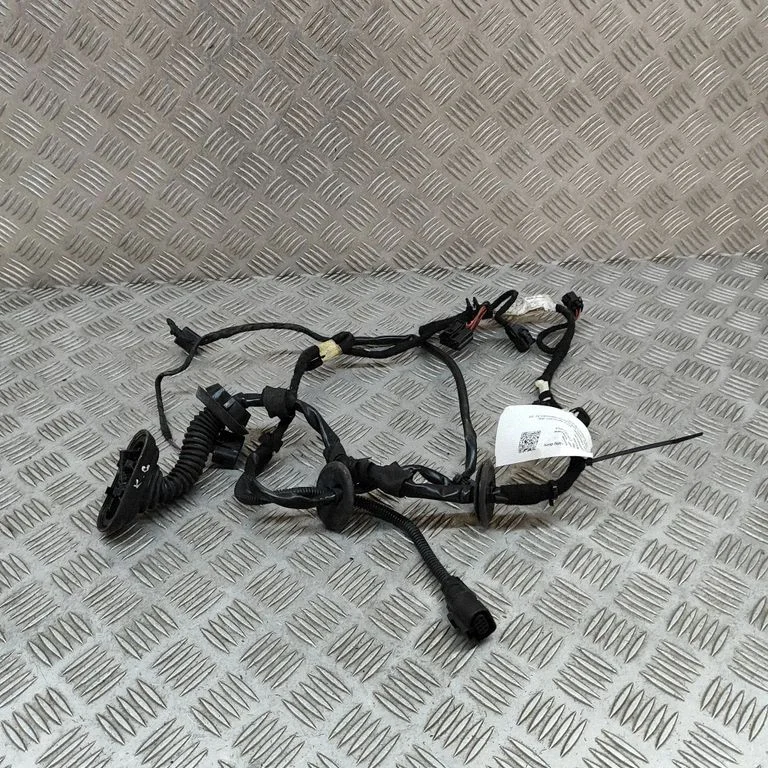 Aizmugurējo durvju vadu instalācija 4E0971687BB