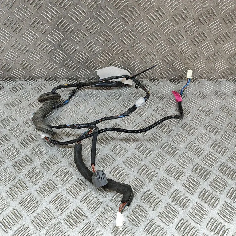 Aizmugurējo durvju vadu instalācija 8981595363060