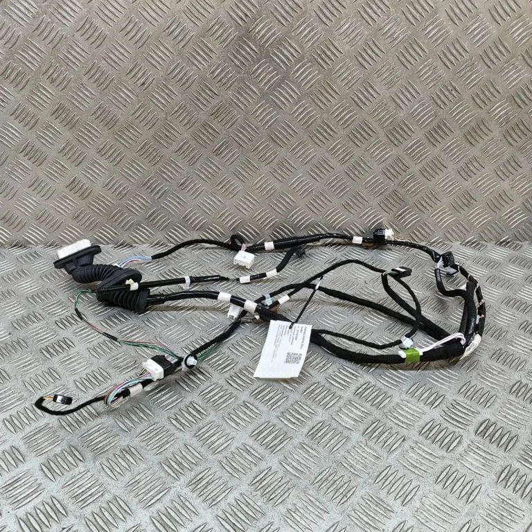 Aizmugurējo durvju vadu instalācija 8215448260