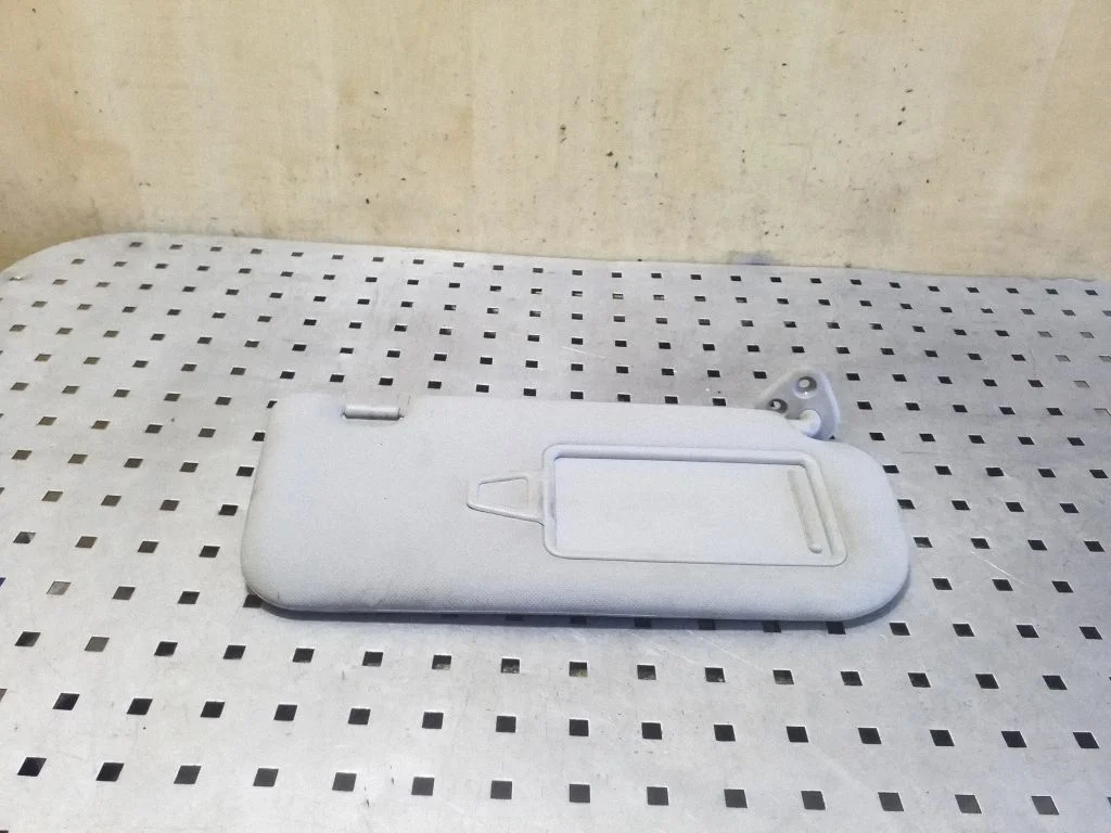 Sun visor – right