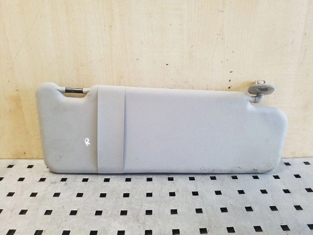 Sun visor – right
