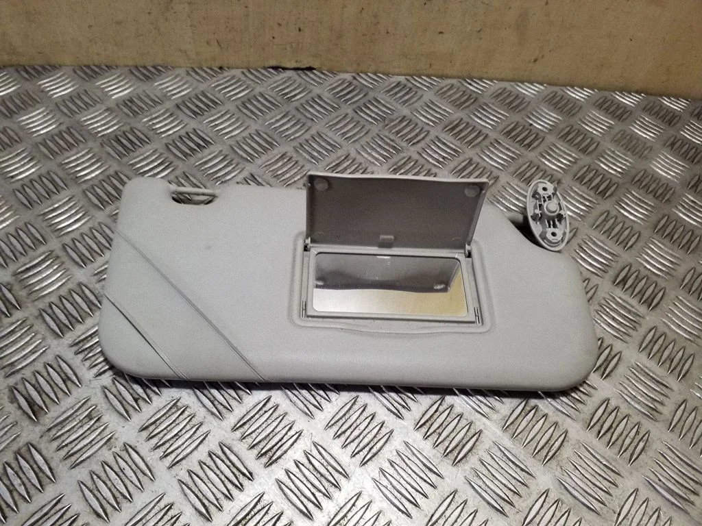 Sun visor – right