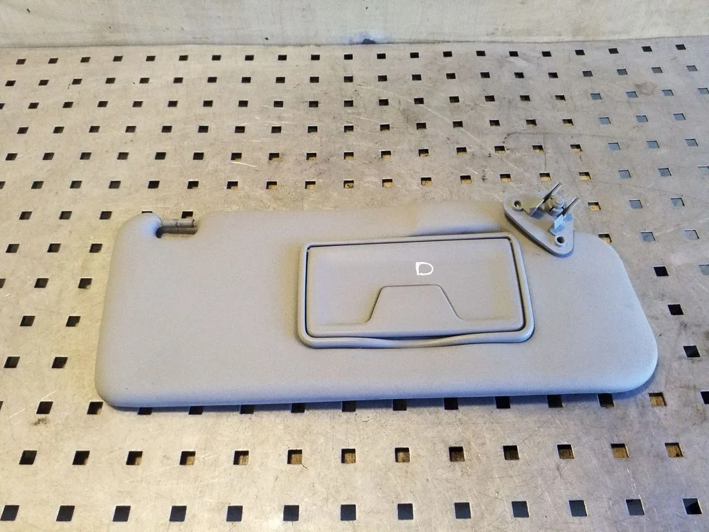 Sun visor – right