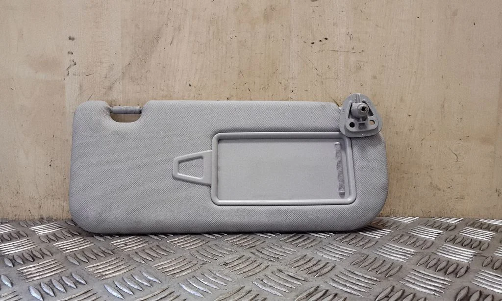 Sun visor – right