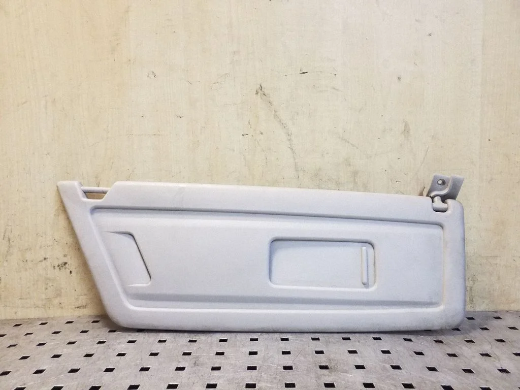 Sun visor – right