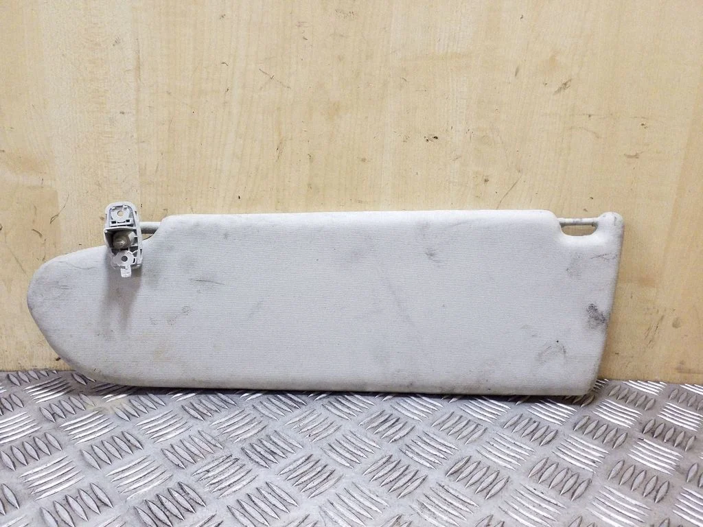 Sun visor – right