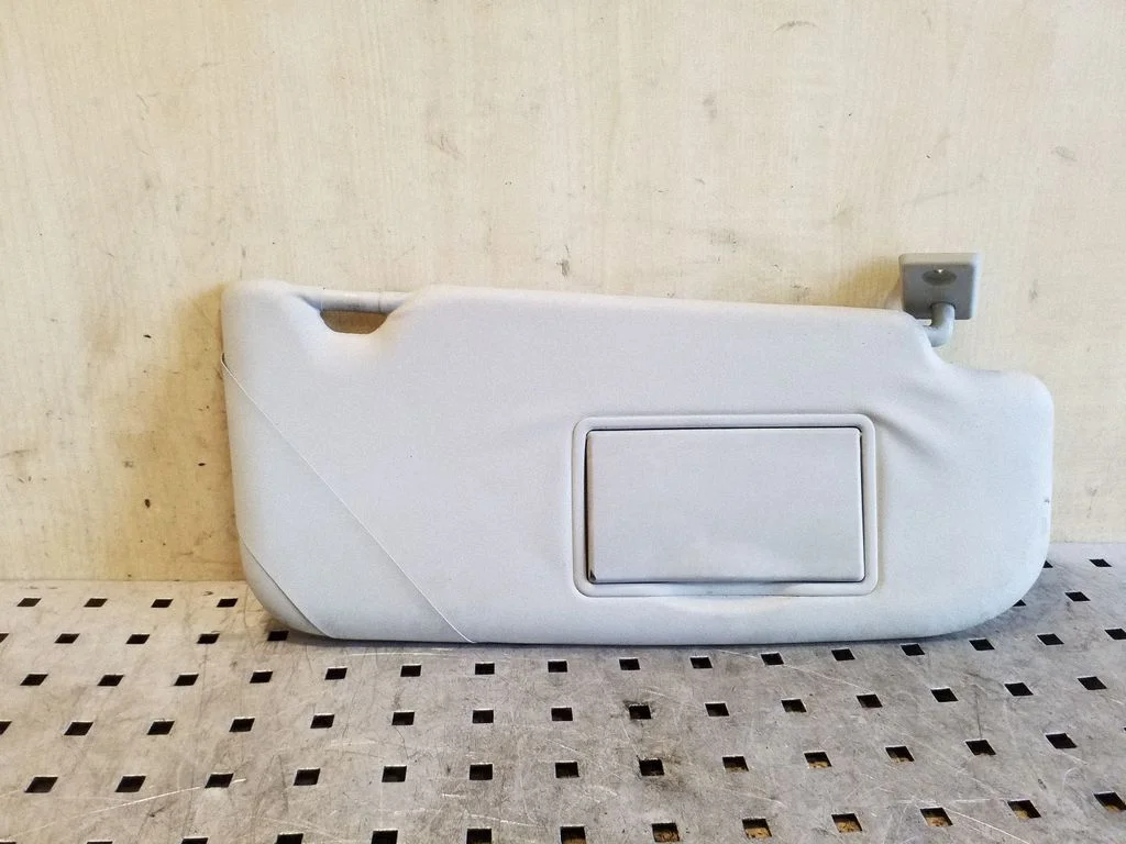 Sun visor – right