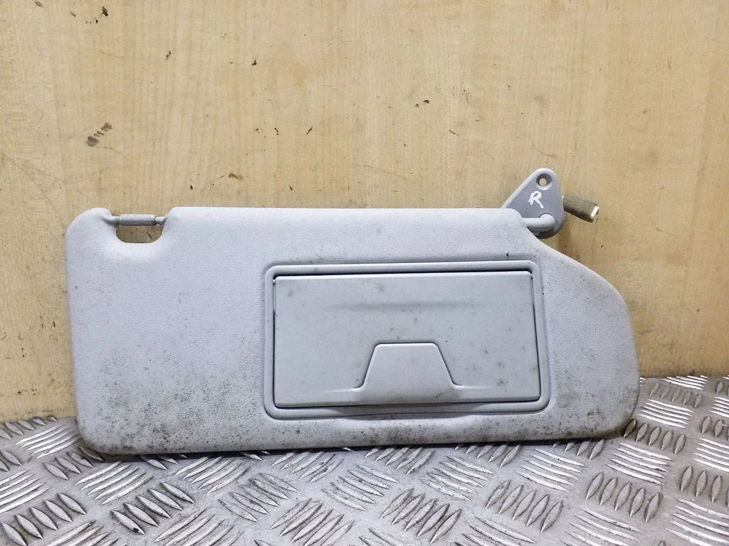 Sun visor – right
