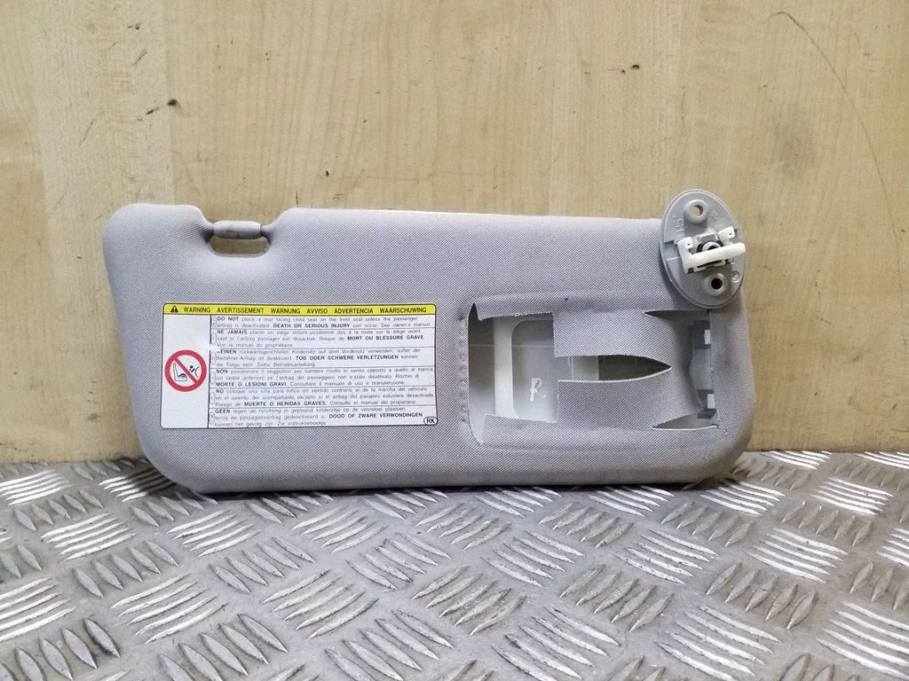 Sun visor – right