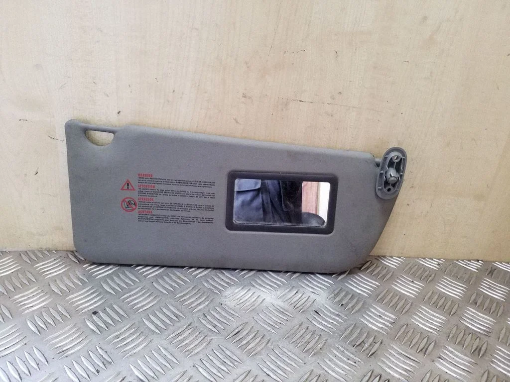 Sun visor – right
