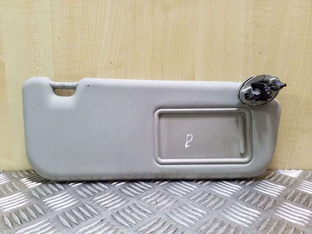 Sun visor – right