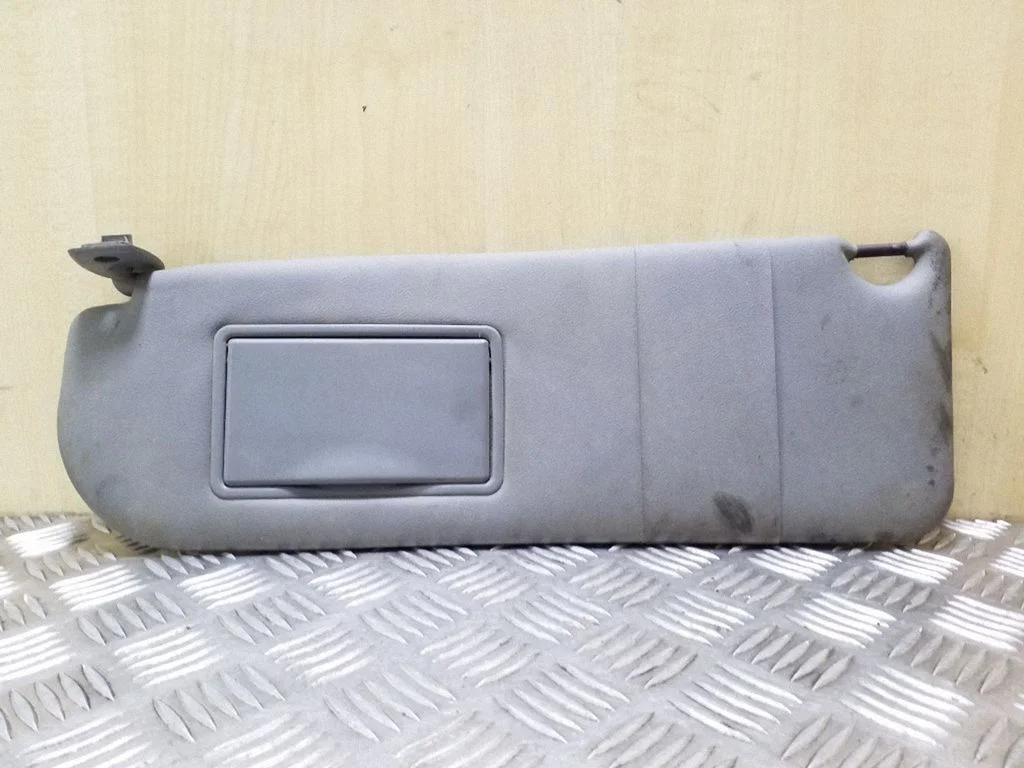 Sun visor – right