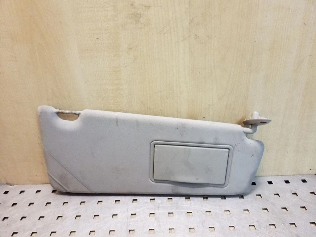 Sun visor – right