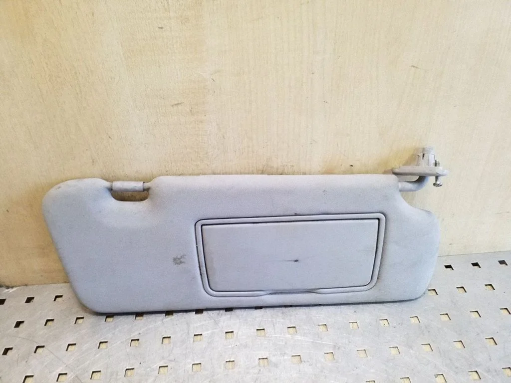 Sun visor – right
