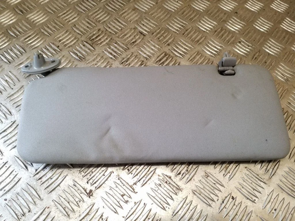 Sun visor – right