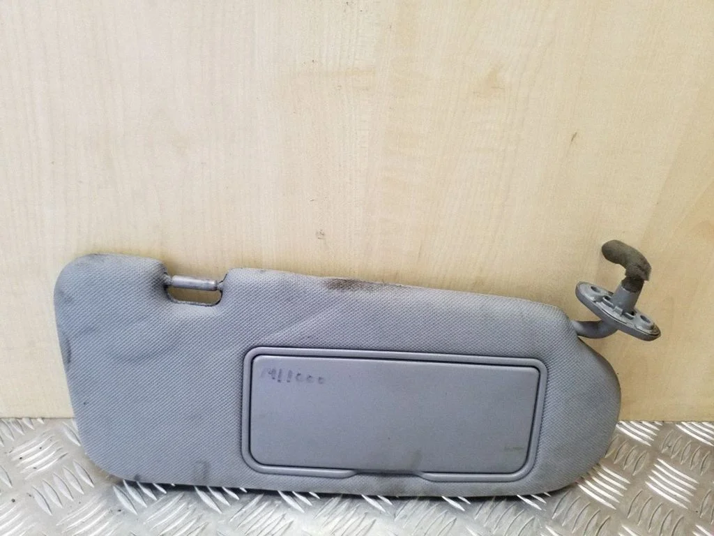 Sun visor – right