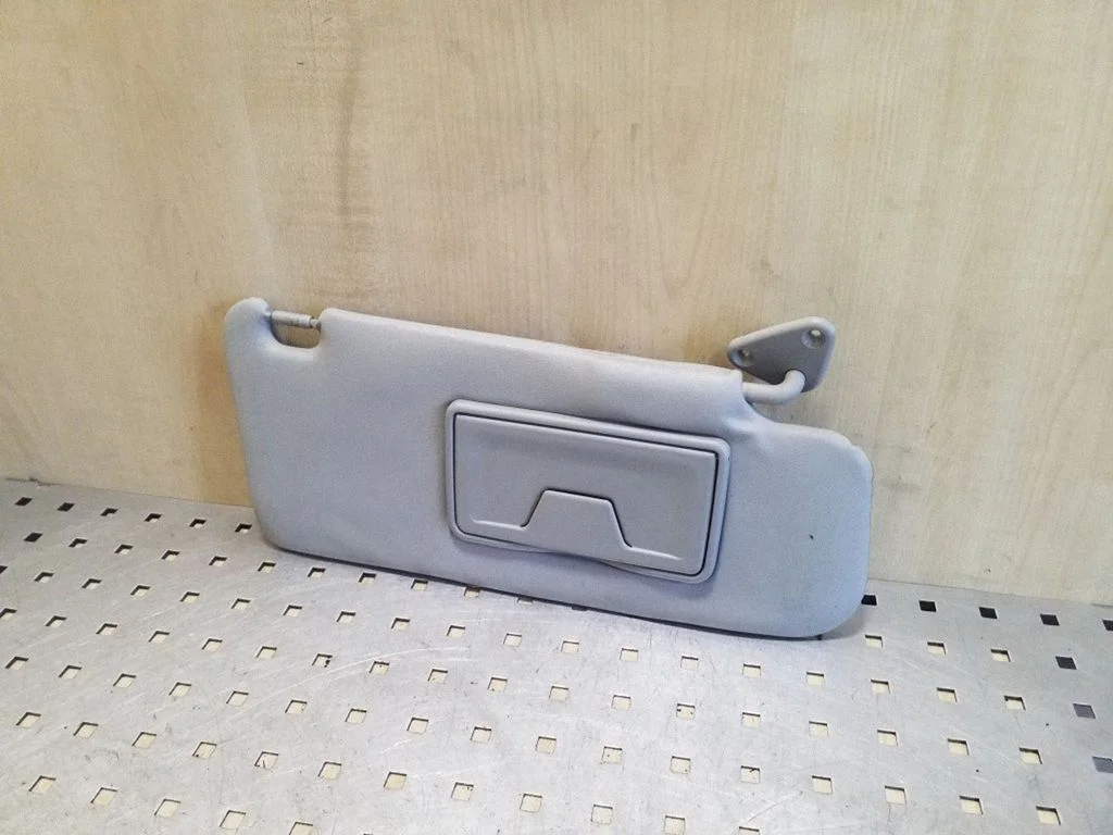 Sun visor – right