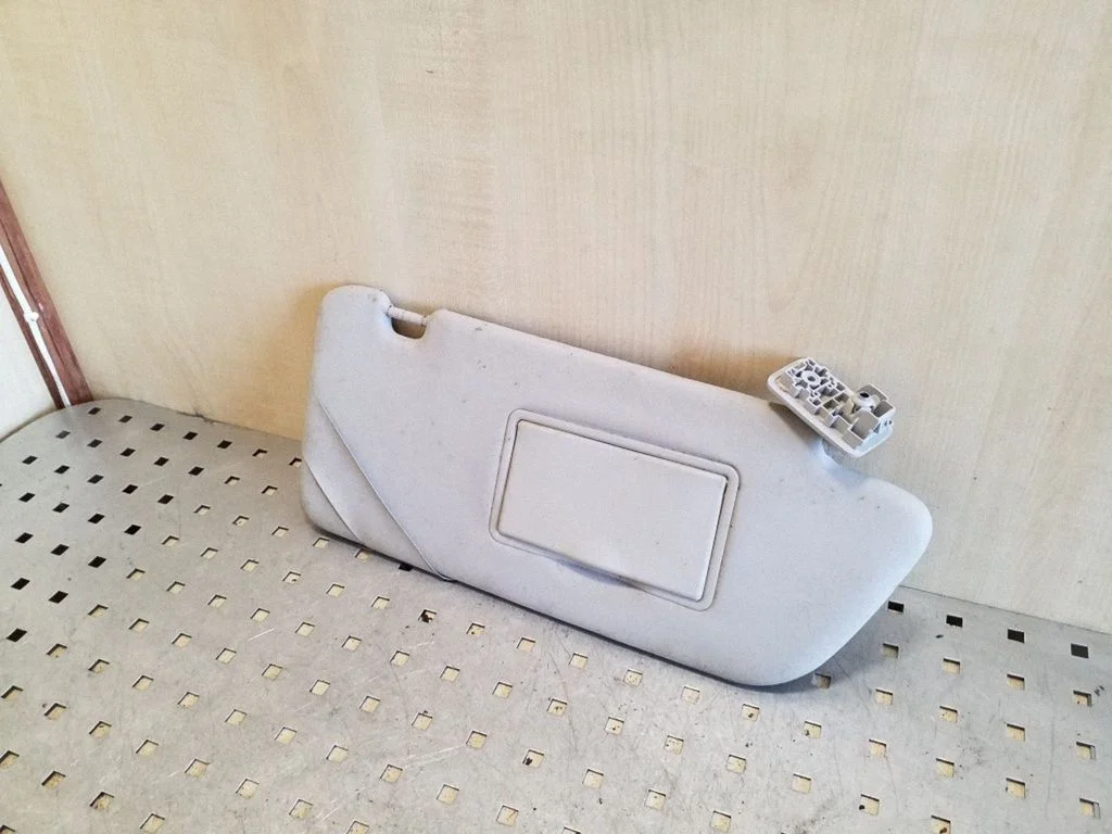 Sun visor – right