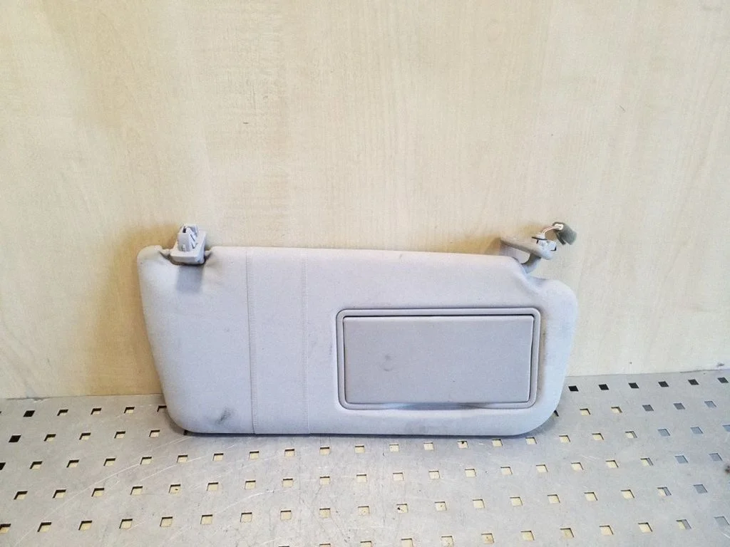 Sun visor – right