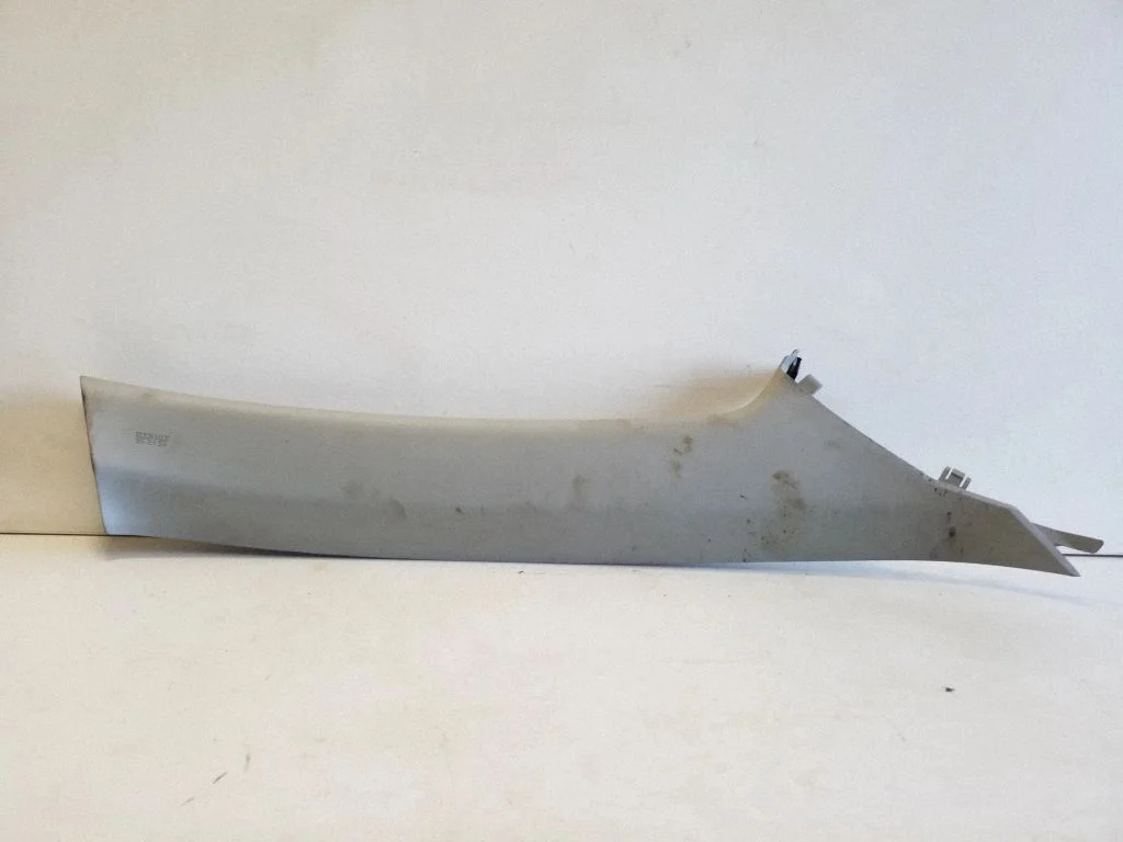 (A) piilari kate – Mitsubishi Outlander (2007-2012)