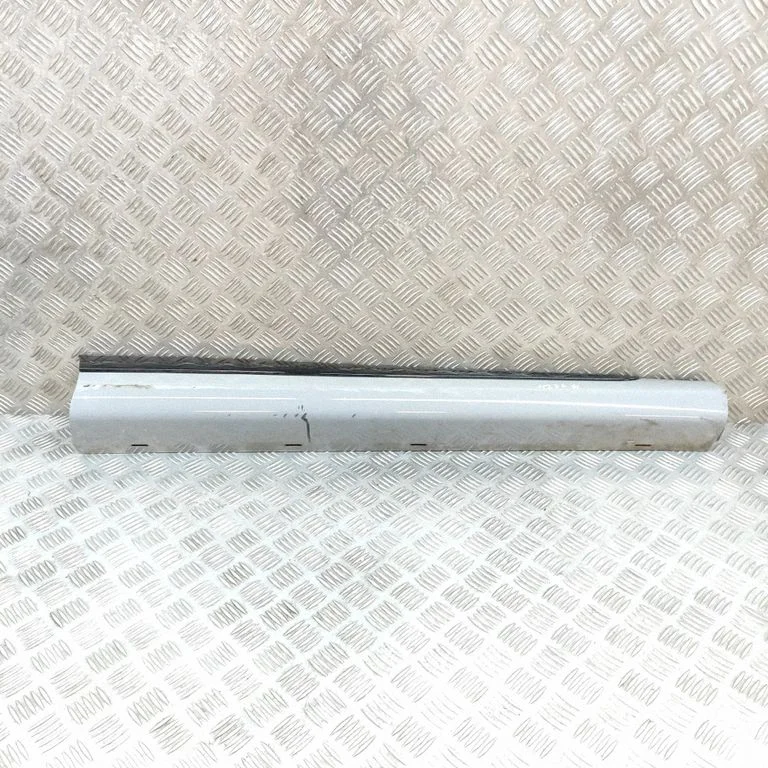 Priekšējo durvju apdare (molings) L1TBS20306D