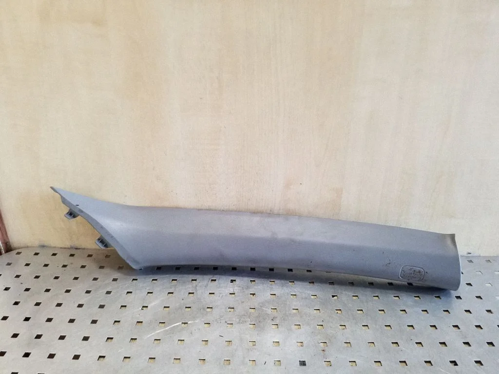 (A) pillar trim – Honda CR-V (2002-2006)