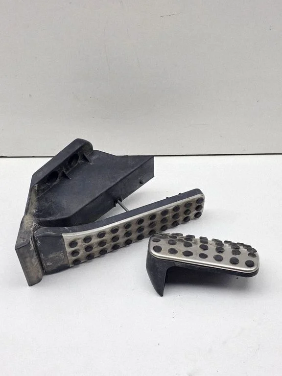 Accelerator throttle pedal