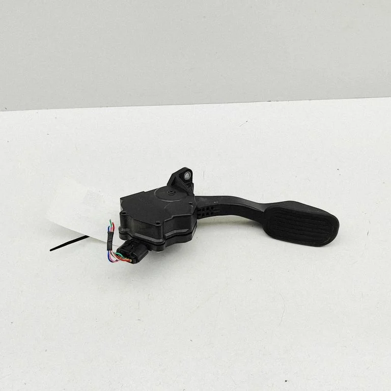 Accelerator throttle pedal 1988001630
