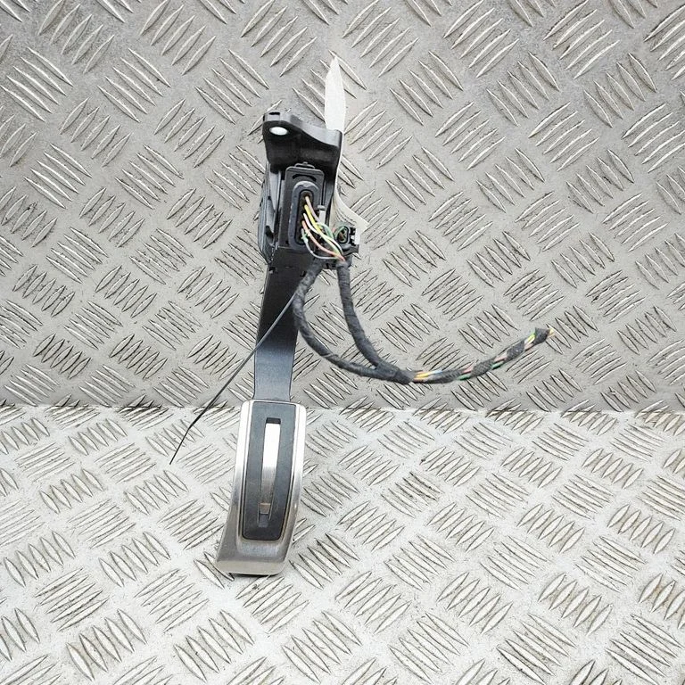 Accelerator throttle pedal 6PV01164213