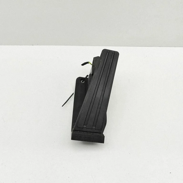 Akseleratora pedālis 9J1721507B