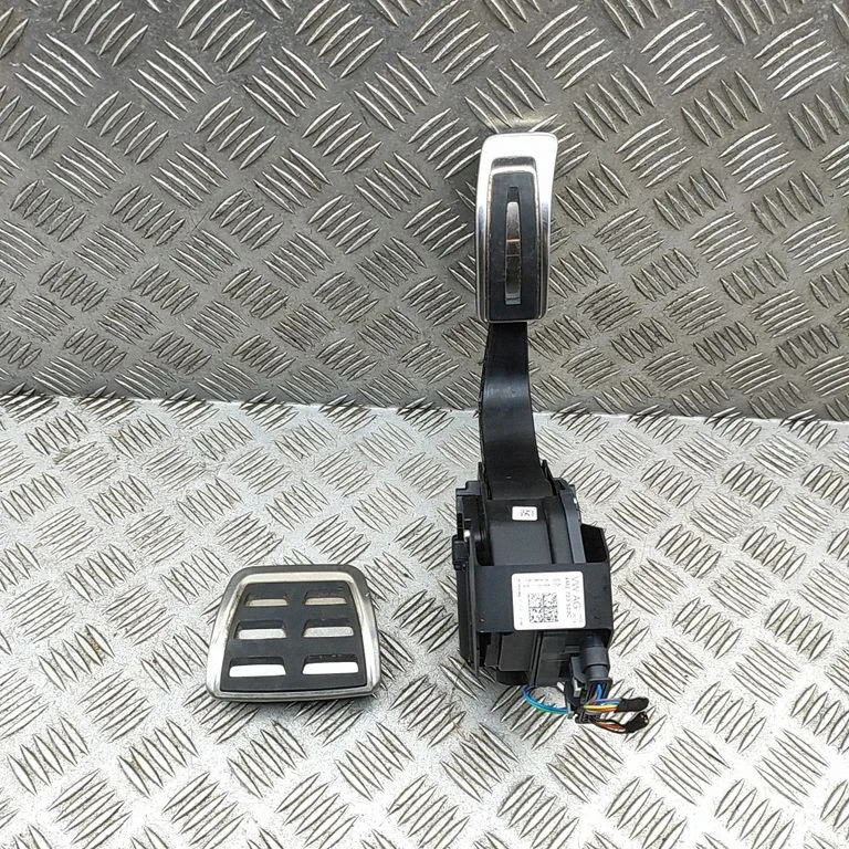 Akseleratora pedālis A2C77161004