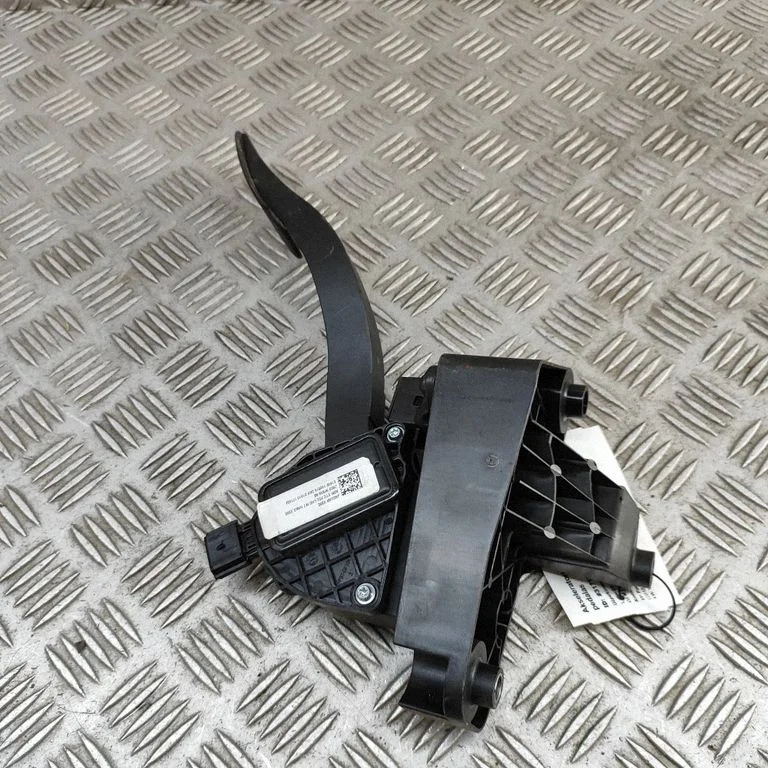 Gaasipedaal J9D39F836AB