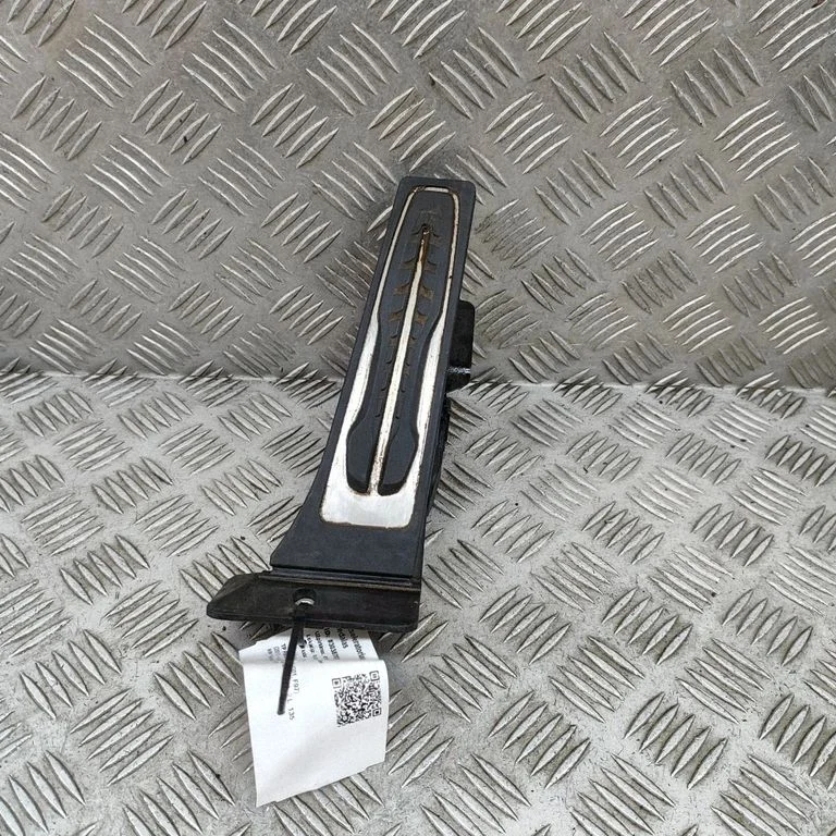 Akseleratora pedālis 6871053